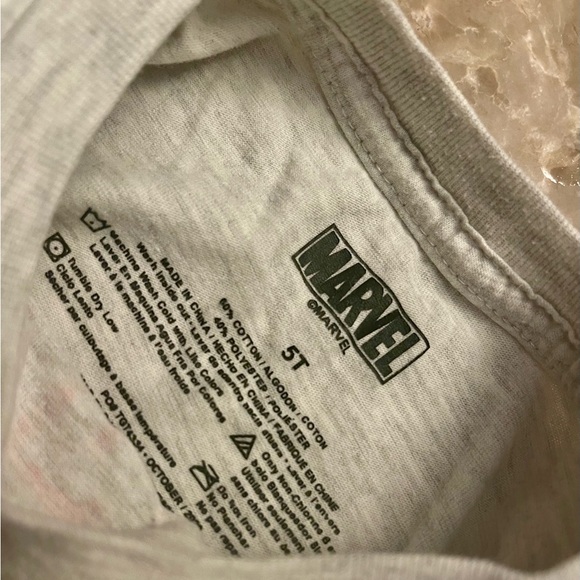 boys light gray Marvel t-shirt - size 5T - Picture 2 of 3